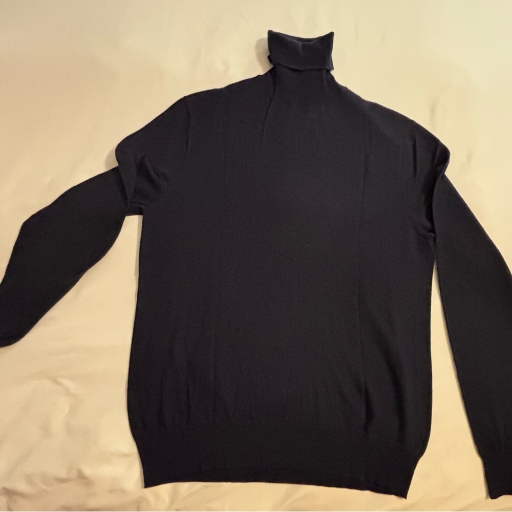 Men’s turtleneck.